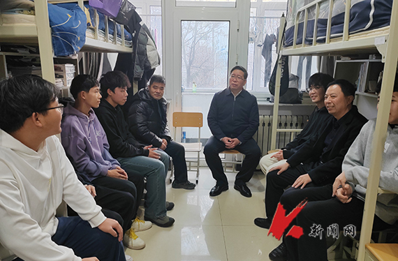 手机APP下载校长胡军深入对接寝室走访慰问